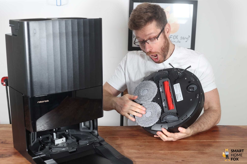 Вращающиеся салфетки Roborock Q Revo видны снизу.